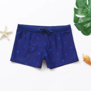 Maillot de bain short bleu sur fond blanc.