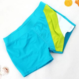 Maillot de bain short tricolore pour enfant sur fond blanc.