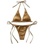 Maillot de bain marron avec culotte tanga sur fond blanc.