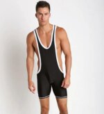 On voit un homme qui porte un maillot de bain une pièce noir avec un pourtour blanc.