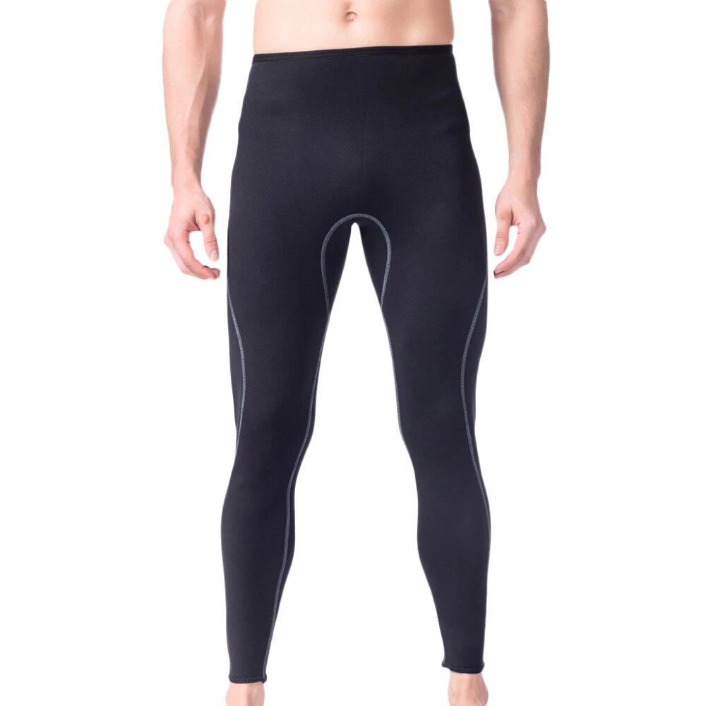 Homme portant un pantalon de combinaison anti-UV noir.