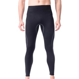 Homme portant un pantalon de combinaison anti-UV noir.
