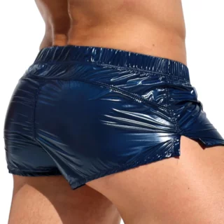 Photo d'un maillot de bain shorty bleu en simili très court avec fentes de côté porté par un homme