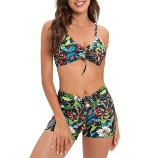 Photo montrant une femme en maillot de bain deux pièces short et haut à bretelles ajustable à imprimé grosses fleurs
