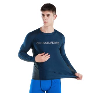 Homme portant un tee-shirt de bain anti-UV sur fond blanc.
