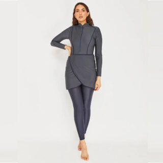 Maillot de Bain Burkini 3 Pièces Gris sur une femme sur fond gris