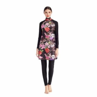 Maillot de Bain Burkini 3 Pièces à Imprimé Floral sur une femme sur fond blanc