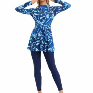 Maillot de Bain Burkini Bleu avec Fleurs sur une femme sur fond blanc