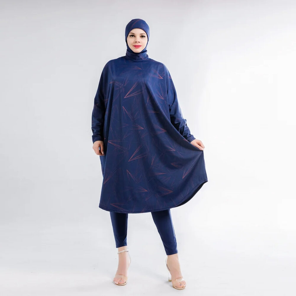 Maillot de Bain Burkini au Design Moderne sur une femme sur fond gris