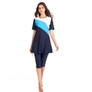 Maillot de Bain Burkini Moderne à Manches Courtes sur une femme sur fond blanc