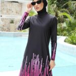 Maillot de Bain Burkini Original et Tendance sur une femme avec lunettes de soleil