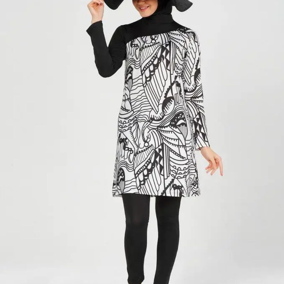 Maillot de Bain Burkini Style Moderne et Abstrait sur une femme sur fond gris