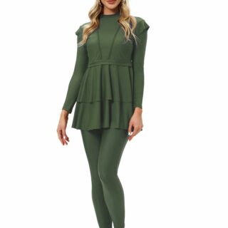 Maillot de Bain Burkini Vert à Volants sur une femme sur fond blanc