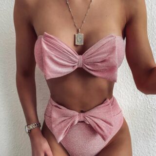 Maillot de Bain Bustier Rose à Paillettes sur une femme