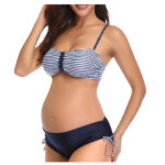 Maillot de Bain Grossesse Deux Pièces à Rayures sur une femme sur fond blanc