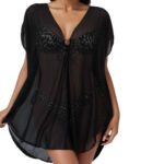 Cache Maillot de Bain Noir et Transparent sur fond blanc sur une femme