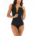 Maillot de Bain Amincissant et Sculptant Zéro Défaut Noir sur fond blanc sur une femme
