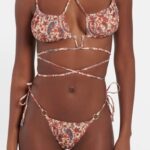 Maillot de Bain Ficelle à Imprimé Floral sur une femme sur fond gris