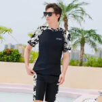 Maillot de Bain Homme 2 Pièces Effet Camouflage sur un homme en extérieur