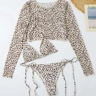 Maillot de Bain Léopard Beige à 3 Pièces sur fond beige