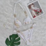 Maillot de Bain Pailleté Effet Peau de Serpent sur fond blanc