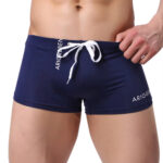 Maillot de Bain Boxer Homme Bleu à Lacets sur un homme sur fond blanc
