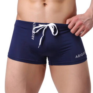 Maillot de Bain Boxer Homme Bleu à Lacets sur un homme sur fond blanc
