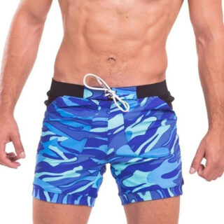 Maillot de Bain Boxer Homme Bleu à Motif Camouflage sur un homme sur fond blanc
