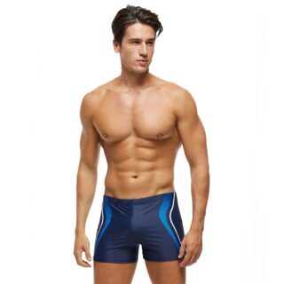 Maillot de Bain Boxer Homme au Design Moderne sur un homme sur fond blanc