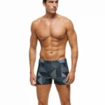 Maillot de Bain Boxer Homme Gris à Motifs Géométriques sur un homme sur fond blanc