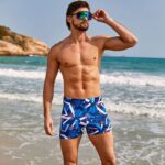 Maillot de Bain Boxer Homme Moderne à Motifs Géométriques sur un homme en bord de plage