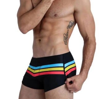 Maillot de Bain Boxer Homme à Rayures Tricolores sur un homme sur fond blanc