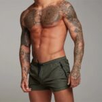 Maillot de Bain Boxer à Lacets avec Doublure sur un homme sur fond gris