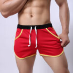 Maillot de Bain Boxer Rouge et Décontracté sur un homme sur fond gris