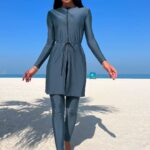 Maillot de Bain Burkini 3 Pièces et Élastique sur une femme sur la plage