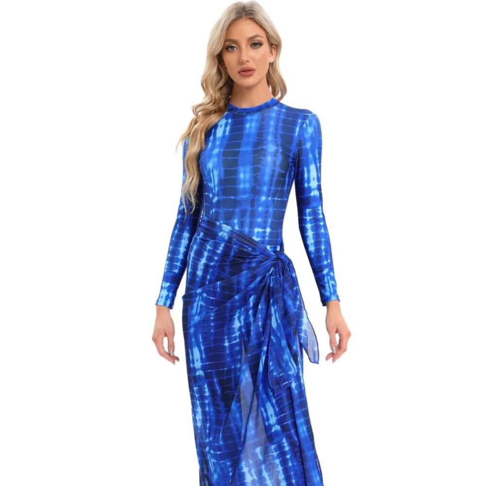 Maillot de Bain Burkini 4 Pièces Bleu et Tendance sur une femme sur fond blanc