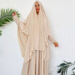 Maillot de Bain Burkini Beige et Long sur une femme sur fond gris