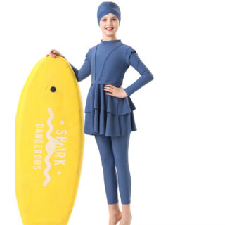 Maillot de Bain Burkini Bleu 3 Pièces pour Enfant sur une fille avec une planche jaune