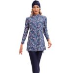 Maillot de Bain Burkini Bleu à Fleurs sur une femme sur fond blanc