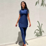 Maillot de Bain Burkini Élastique à Rayures sur une femme en extérieur