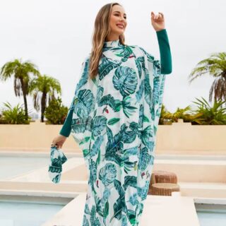 Maillot de Bain Burkini à Imprimé Feuilles Vertes sur une femme en extérieur