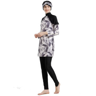 Maillot de Bain Burkini à Imprimé de Plumes sur une femme sur fond blanc