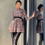 Maillot de Bain Burkini Léopard avec Ceinture sur une femme