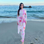 Maillot de Bain Burkini Moderne à Imprimé Abstrait sur une femme à la plage