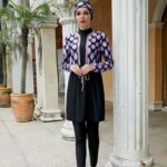 Maillot de Bain Burkini Moderne à Motifs Violets sur une femme en extérieur