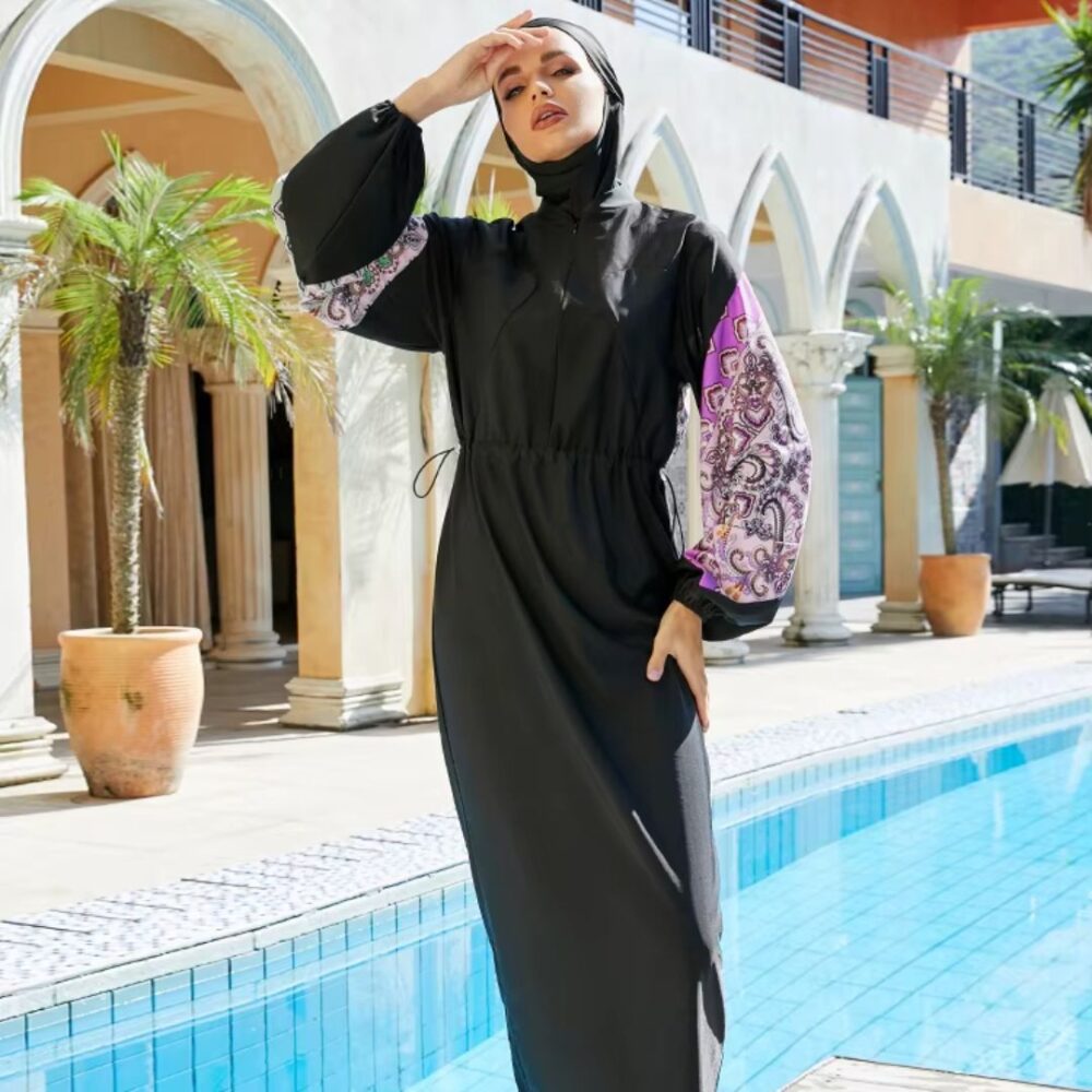 maillot-bain-burkini-motifs-ethniques2 Maillot de Bain Burkini à Motifs Ethniques sur une femme devant une piscine