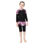 Maillot de Bain Burkini avec Motifs de Feuilles pour Enfant sur un enfant sur fond blanc