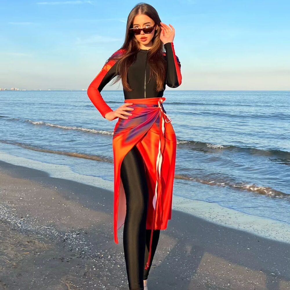Maillot de Bain Burkini Orange et Tendance sur une femme sur la plage