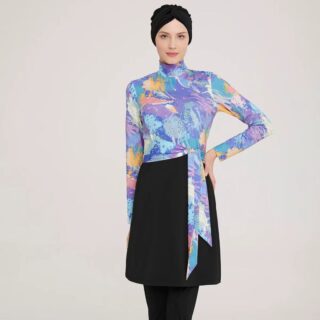 Maillot de Bain Burkini Violet et Abstrait sur une femme sur fond gris