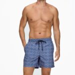 Maillot de Bain Homme Bleu à Motifs Géométriques sur un homme sur fond blanc
